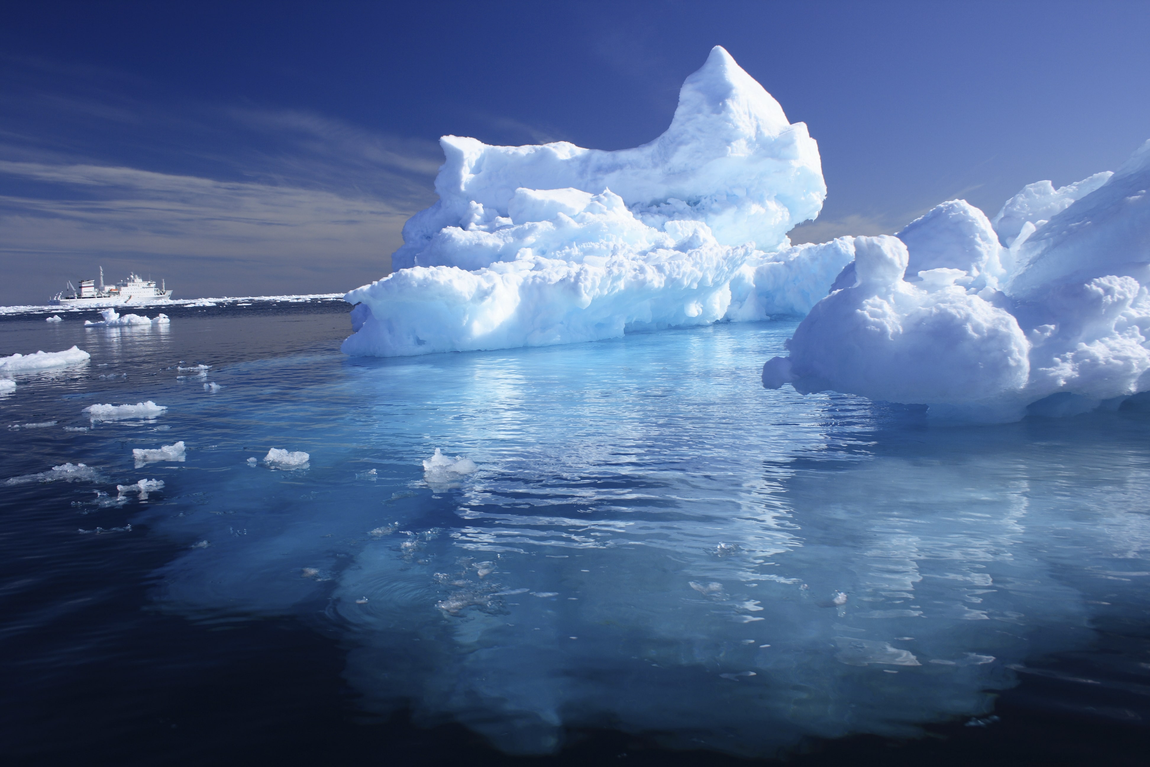 Северный ледовитый океан хаос торосов долгая. Айсберги Антарктиды. Арктика Антарктика Антарктида. Айсберги Антарктиды под водой. Айсберги Северного Ледовитого океана.