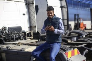 conducteur de camion avec son smartphone